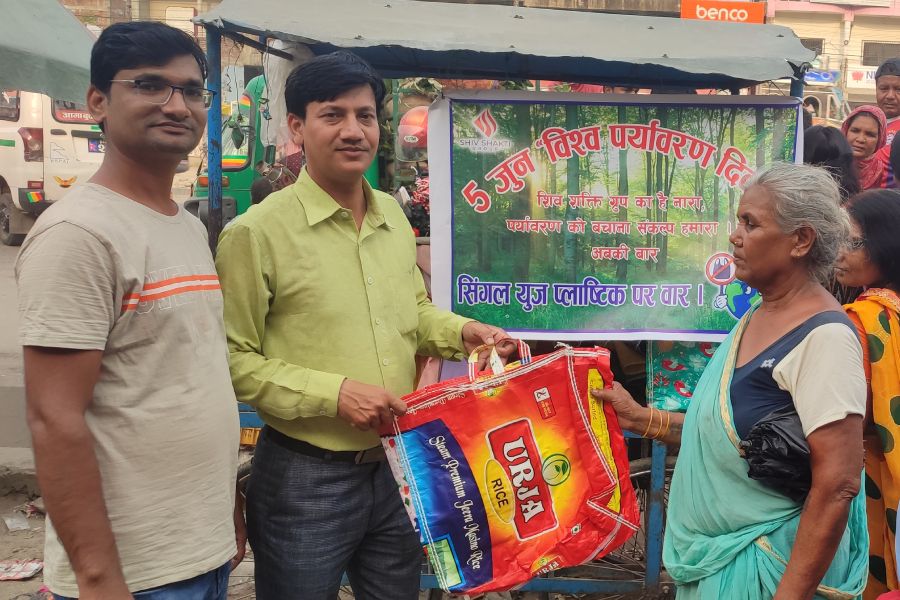 Distribution of cloth bags at Jeetpur Market